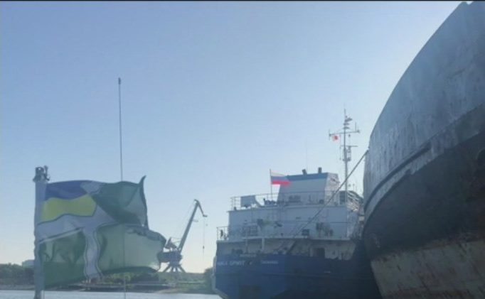 РосЗМІ повідомили, що екіпаж затриманого в Україні російського танкеру, відпустили