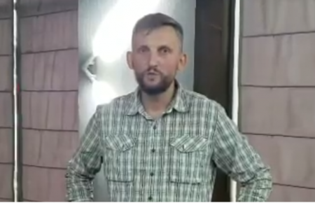 Чоловік, який застрибнув на авто під час конфлікту з Порошенко, записав відеозвернення та пояснив свої дії