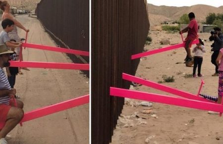 Крізь стіну на кордоні США та Мексики встановили гойдалки (відео)