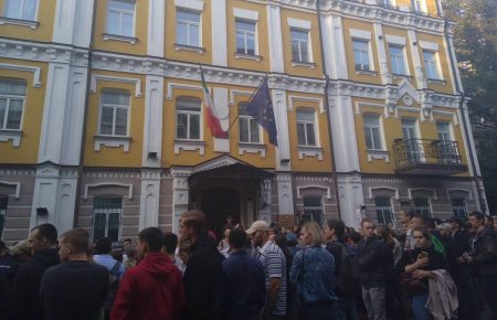 У Києві біля посольства Італії мітинг на підтримку засудженого нацгвардійця Марківа (фото)
