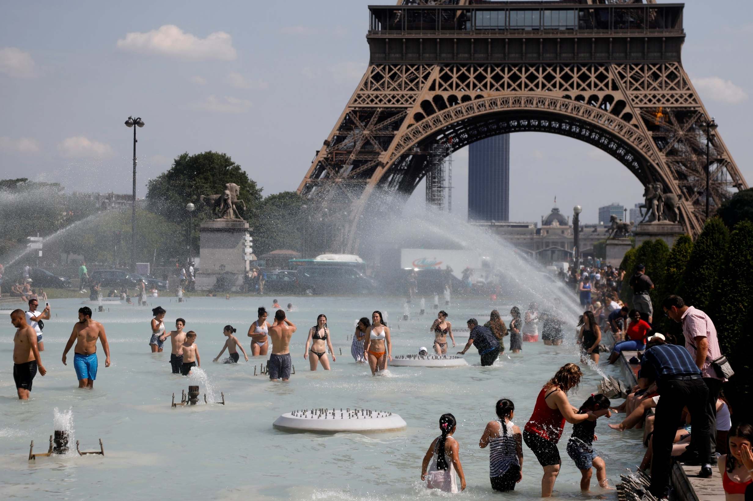 Самая жаркая страна в этом году. Аномальная жара в Европе 2003. Аномальная жара во Франции 2003. Жара во Франции 2019. Париж 2003 год аномальная жара.