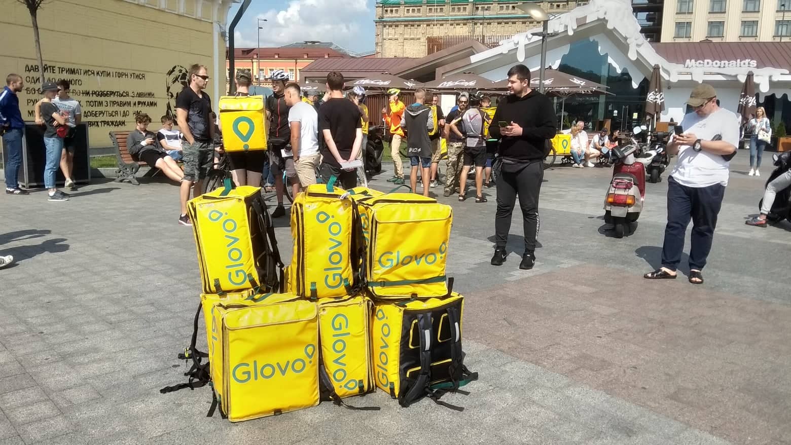 Кур’єри «Glovo» вийшли на акцію протесту проти «нелюдських умов праці»