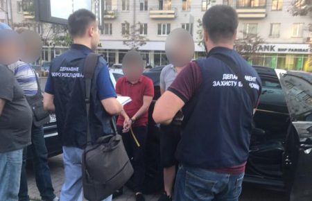 У Києві за підозрою в отриманні хабара затримали двох прокурорів