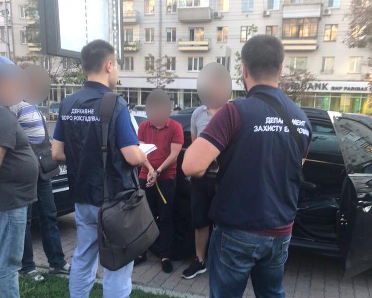 У Києві за підозрою в отриманні хабара затримали двох прокурорів