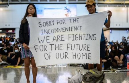 Протести в Гонконгу: демонстранти страйкують в аеропорту