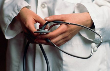 На Житомирщині 4 лікарів звинувачують у діях, що призвели до смерті підлітка