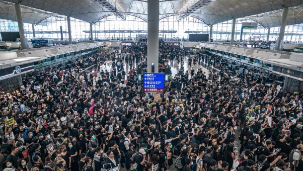 Аеропорт Гонконгу отримав від суду дозвіл виганяти демонстрантів