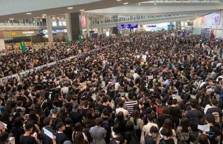 У Гонконгу тривають протести у терміналах аеропорту, рейси знову скасовують