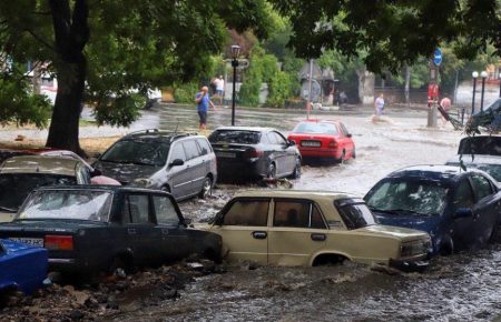 Злива в Одесі: затоплені вулиці, обмежений рух