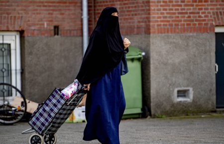 У Нідерландах водій автобуса відмовлявся їхати, допоки жінка у мусульманському головному уборі не відкриє обличчя
