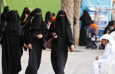 У Саудівській Аравії жінки тепер можуть подорожувати без дозволу чоловіка