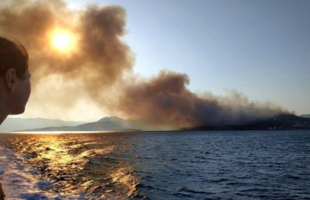 Греція: туристів евакуювали через потужні лісові пожежі