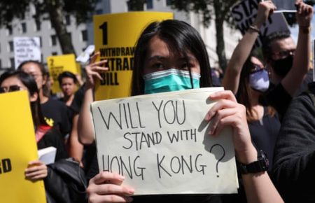 Twitter та Facebook заблокували акаунти, які підозрюють в в інформаційній кампанії проти демонстрацій у Гонконзі