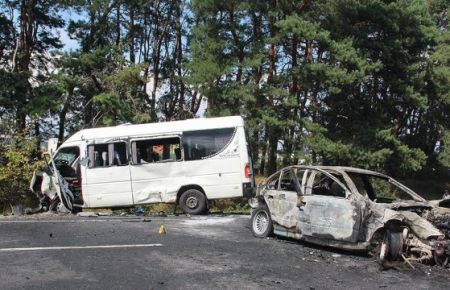 Житомирщина: Автомобіль зіштовхнувся з маршруткою, є постраждалі