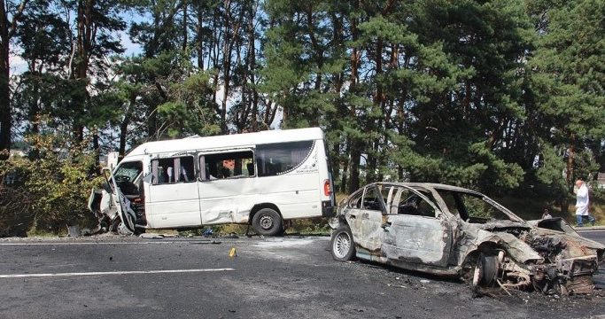 Житомирщина: Автомобіль зіштовхнувся з маршруткою, є постраждалі