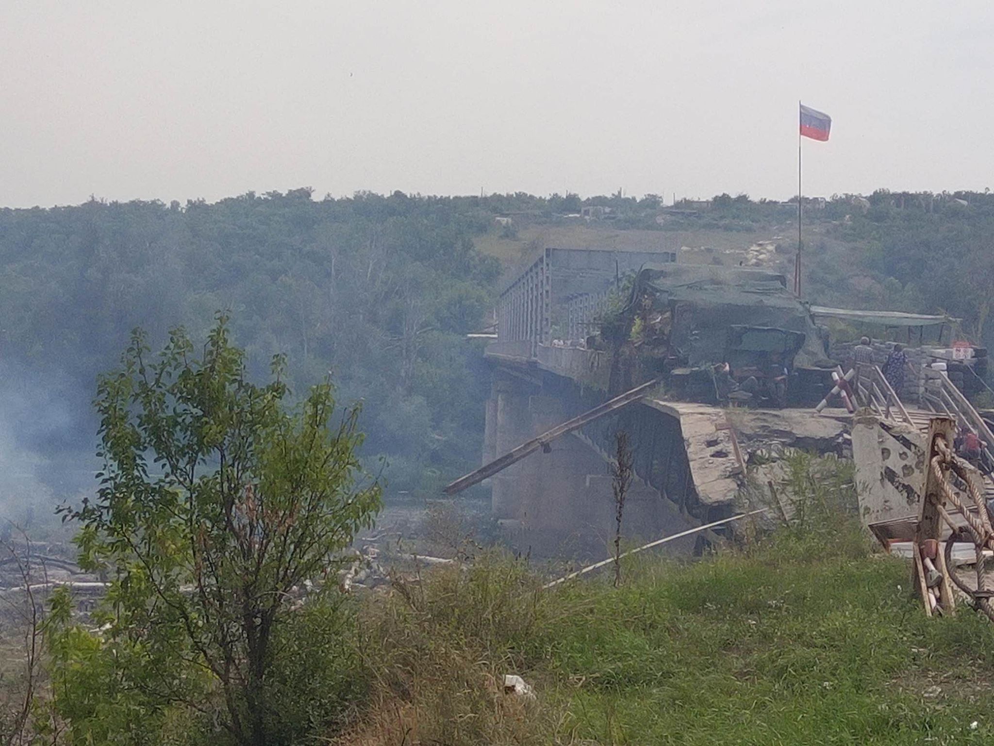 СМИ: у разрушенного моста в Станице Луганской завершили разминирование 2 га земли