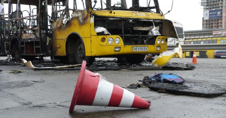 У Києві під час руху загорілася маршрутка: салон вигорів вщент (оновлено) У Києві під час руху загорілася маршрутка: салон вигорів вщент (оновлено)