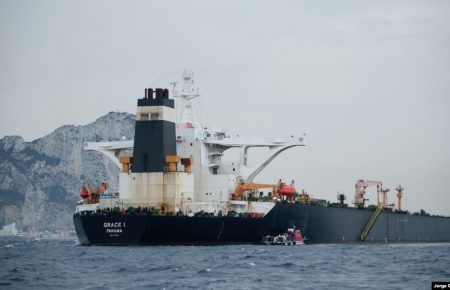 США видали ордер на арешт іранського нафтового танкера після того, як суд дозволив вийти у відкрите море з Гібралтару