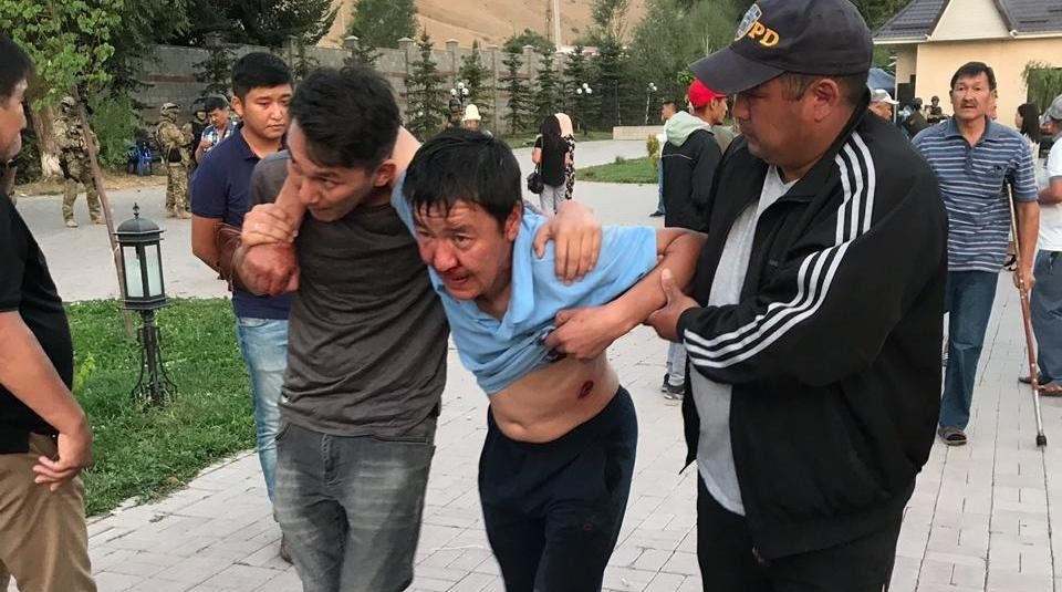 У Киргизстані відублися сутички між силовиками та прихильниками експрезидента Атамбаєва (оновлено)