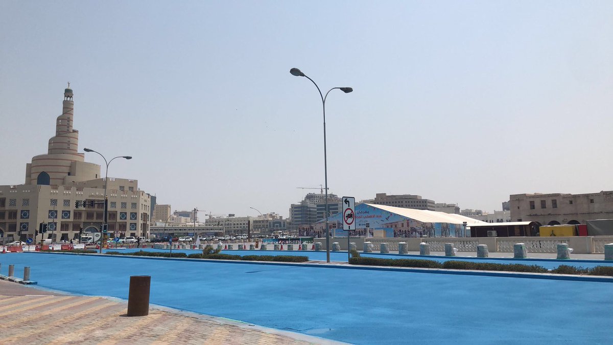 У Катарі перефарбували дорогу у синій колір — це має знизити температуру асфальту
