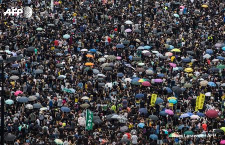 Десятки тисяч людей знову вийшли на протестну ходу у Гонконгу