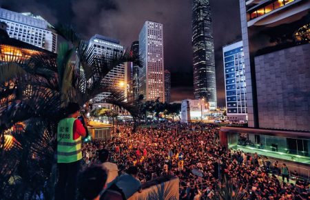 Після жорстких сутичок на протестах у Гонконгу затримали 36 людей, наймолодшому — 12