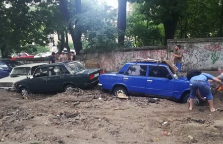 В Одесі перша хвиля негоди пошкодила авто та змила асфальт (фото)