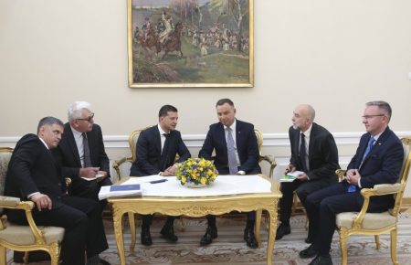 Зеленський у Варшаві заявив, що готовий розблокувати дозвіл на ексгумацію тіл загиблих поляків в Україні