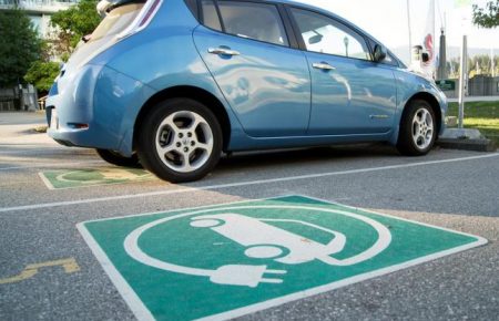 Зеленський підписав закон, який передбачає штрафи за паркування на місцях для електромобілів
