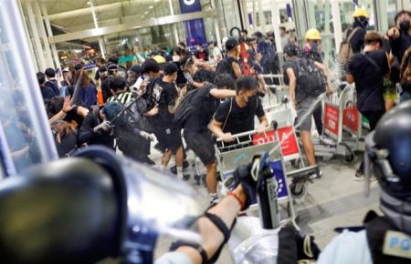 В аеропорту Гонконгу поліція застосувала сльозогінний газ проти учасників протестів (відео)