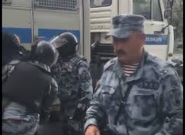 Екс-командир київського полку «Беркут» Сергій Кусюк керує затриманнями під час протестів у Москві