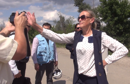 Представниця бойовиків «ЛНР» намагалася вибити камеру в українського оператора (відео)
