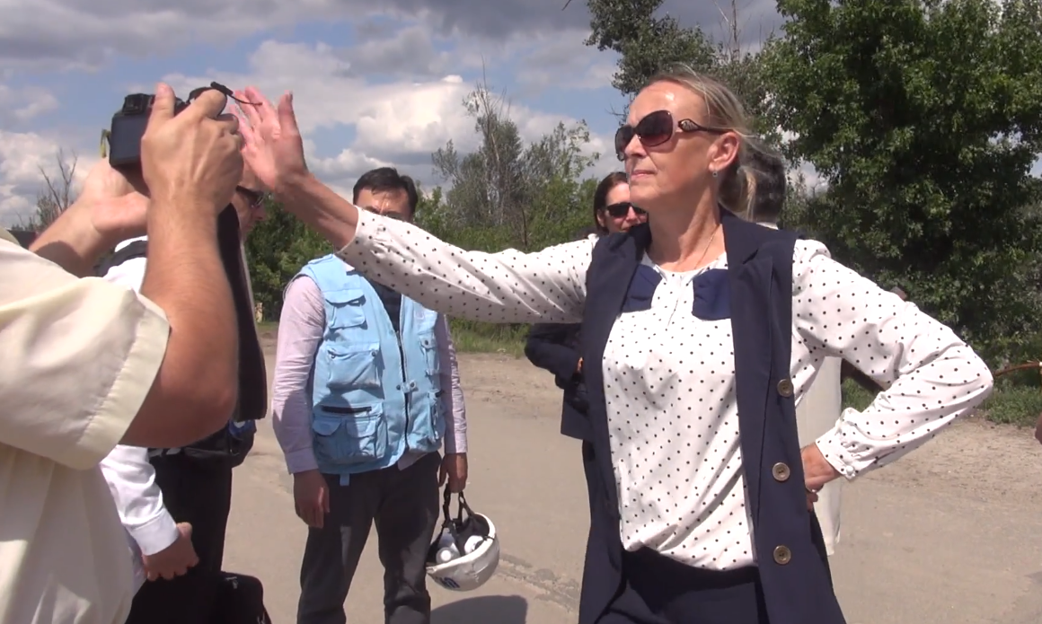 Представниця бойовиків «ЛНР» намагалася вибити камеру в українського оператора (відео)