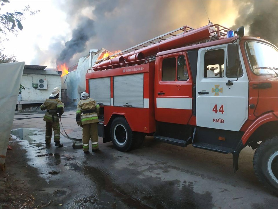 Унаслідок пожежі на АЗС під Києвом постраждала людина