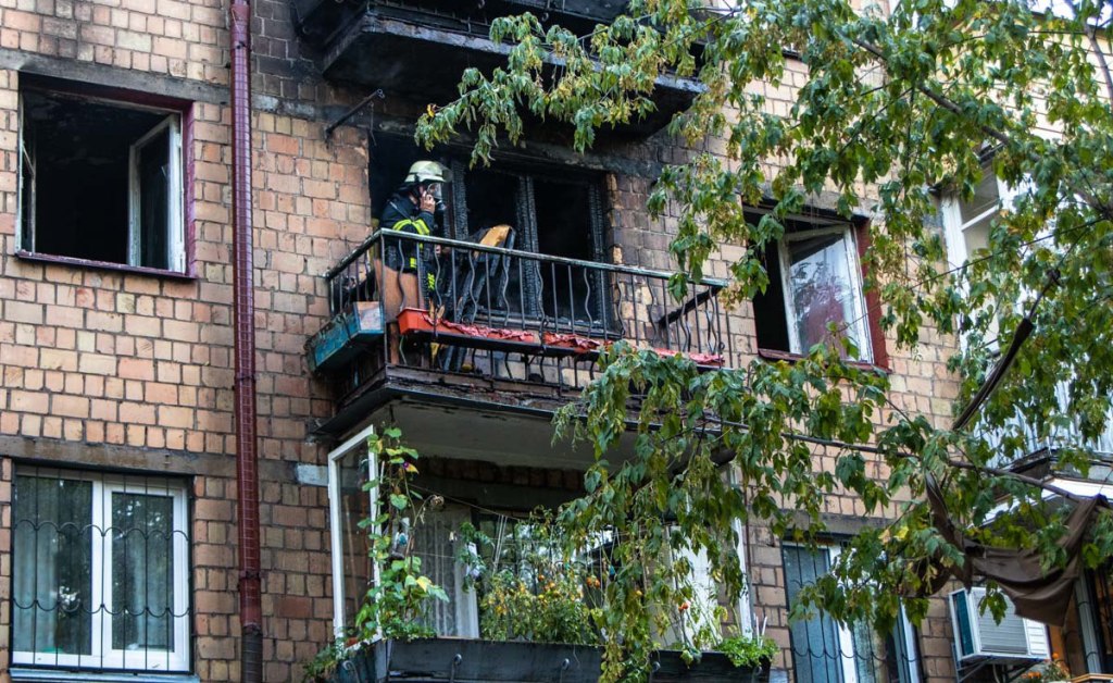 У Києві внаслідок пожежі у житловому будинку загинула жінка