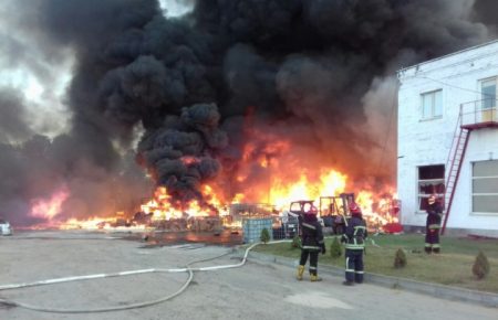 На Львівщині під час пожежі на поліграфічному підприємстві постраждали дві людини (фото, відео)