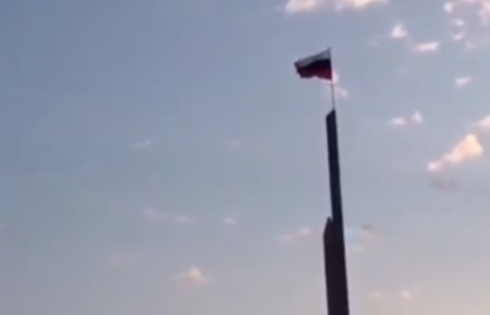 В окупованому Донецьку прапори «ДНР» замінили на прапори РФ (відео)
