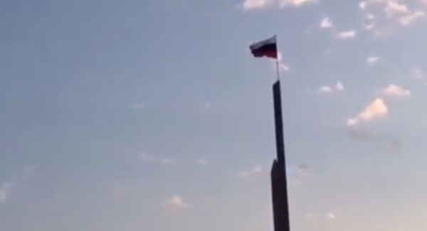 В окупованому Донецьку прапори «ДНР» замінили на прапори РФ (відео)