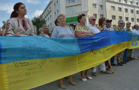 У Херсоні розгорнули найдовший прапор України, підписаний учасниками АТО та ООС (відео)