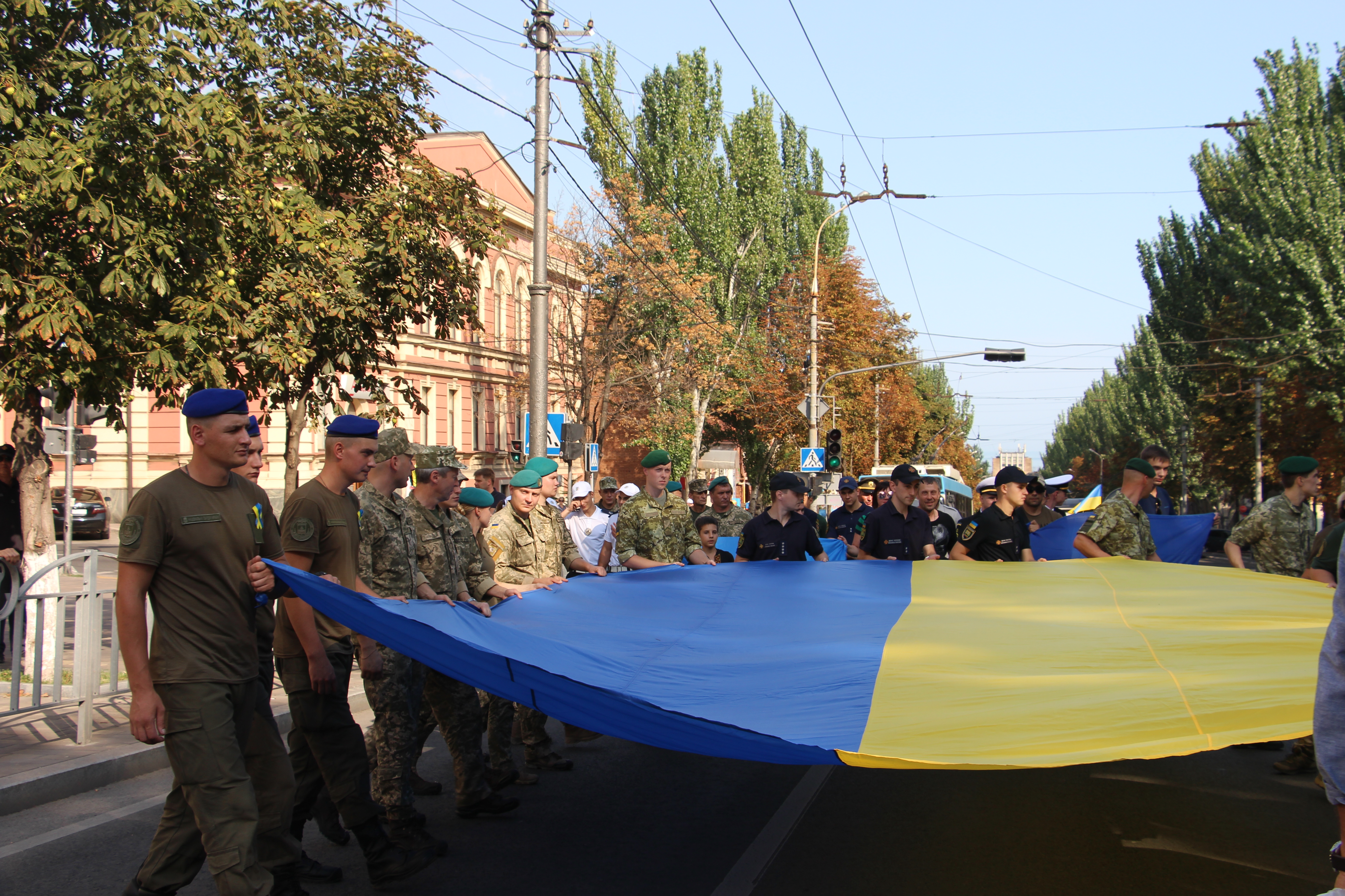 Український прапор, який військові пронесли Маріуполем, стане експонатом краєзнавчого музею (фото)