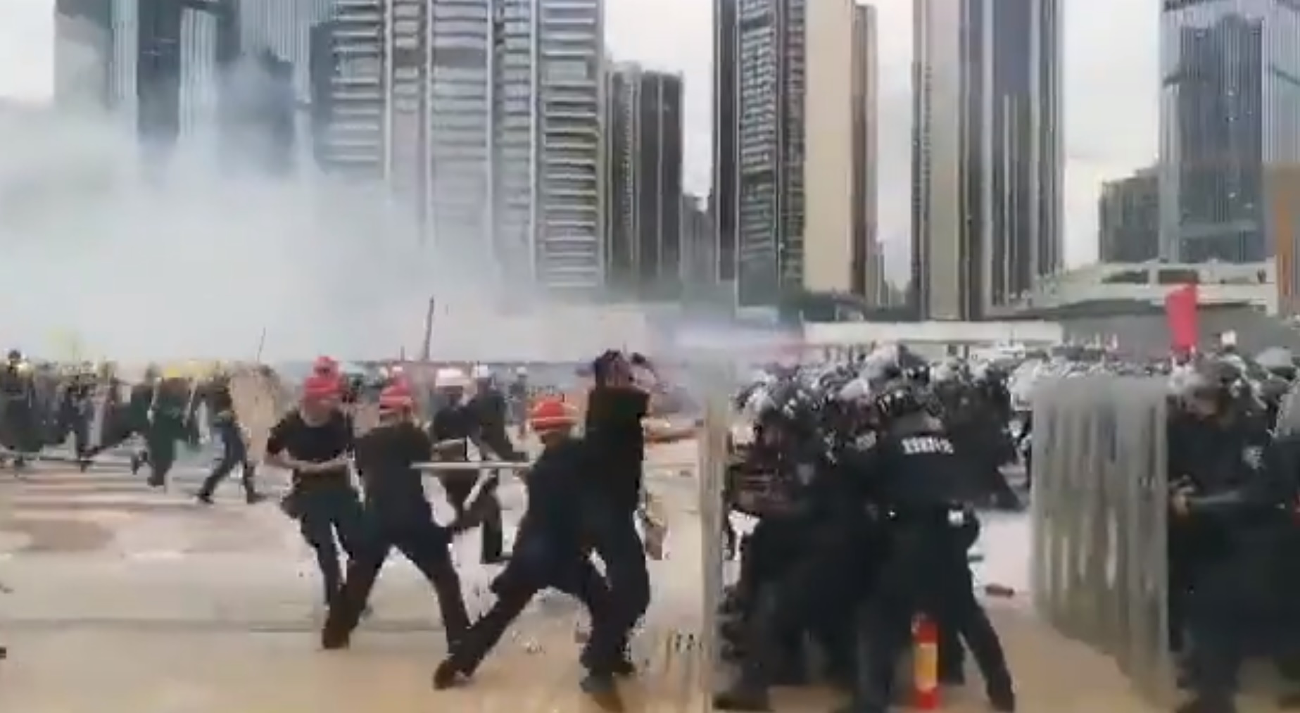 Влада Китаю зібрала 12 тисяч правоохоронців на межі з Гонконгом для тренування протидії протестам