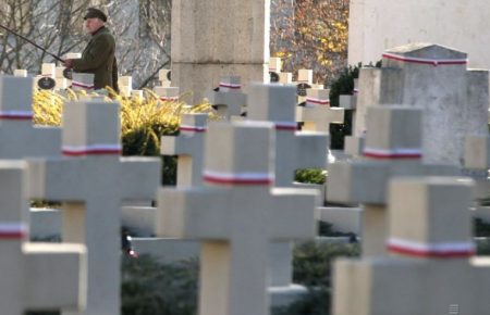 Польща просить про дозвіл зводити в Україні нові кладовища