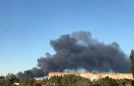 Пожежа в окупованому Донецьку — у мережі пишуть про вибухи (фото)