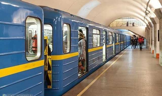 У Києві обмежать вхід на три станції метро У Києві обмежать вхід на три станції метро