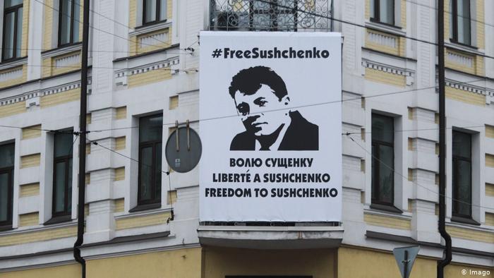 Сущенко зняв банер #FreeSushchenko з будівлі Укрінформу (відео)