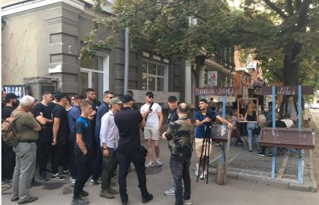 У Харкові заблокували проведення лекції у рамках KharkivPride — на місці працює поліція
