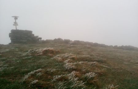 На горі Піп Іван у Карпатах випав сніг