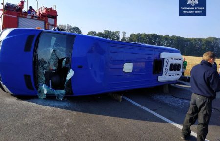 ДТП з перекинутим автобусом біля Жашкова: одна людина загинула