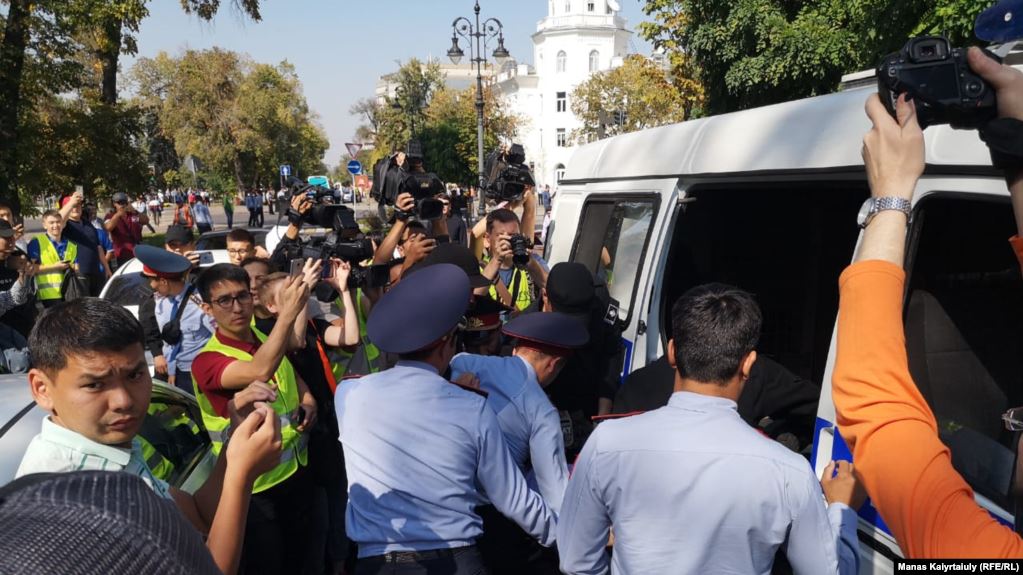 Антиурядова акція у Казахстані: поліція затримала десятки людей (фото)