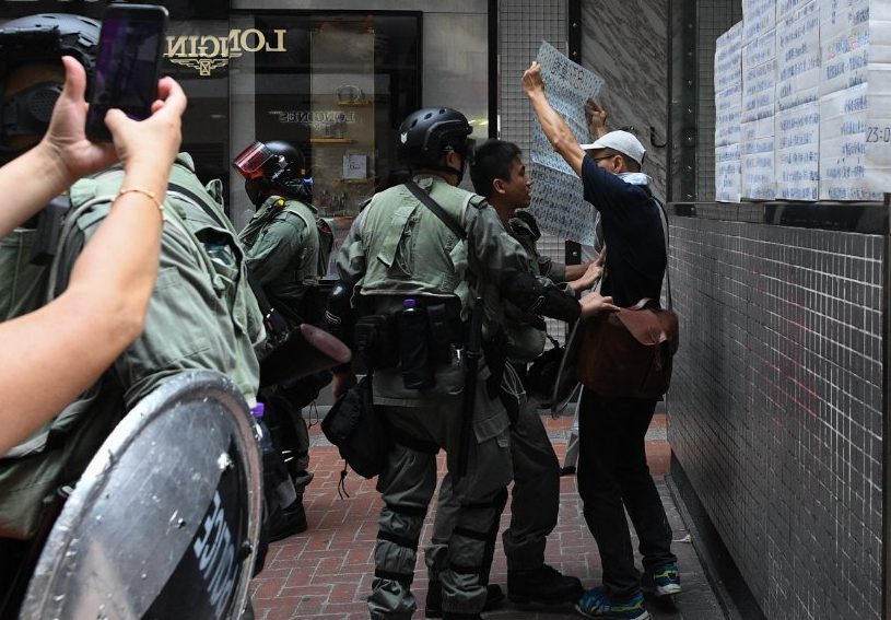 У Гонконзі поліція знову застосувала до мітингарів сльозогінний газ